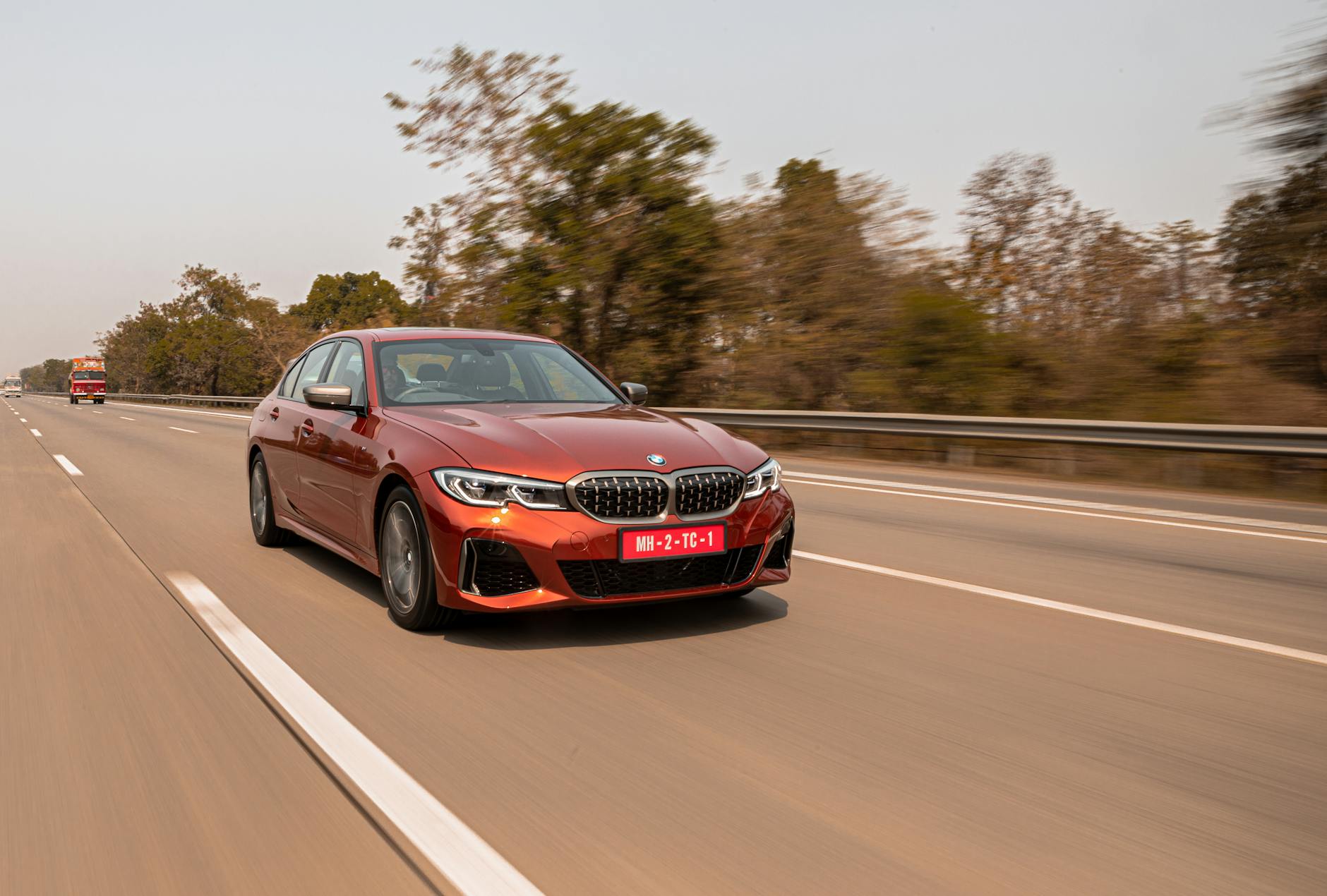 Czerwony sedan na autostradzie w mieście, widok z góry