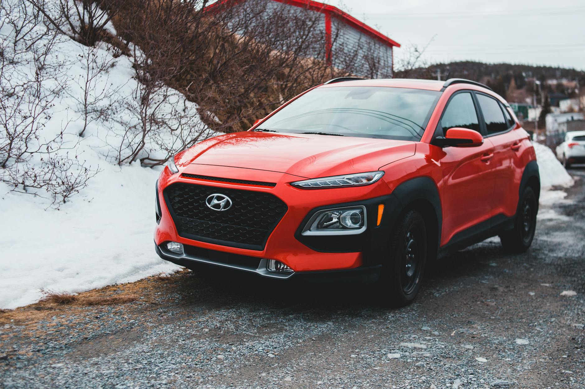 Czerwony SUV na śniegu prezentujący nowoczesną linię nadwozia