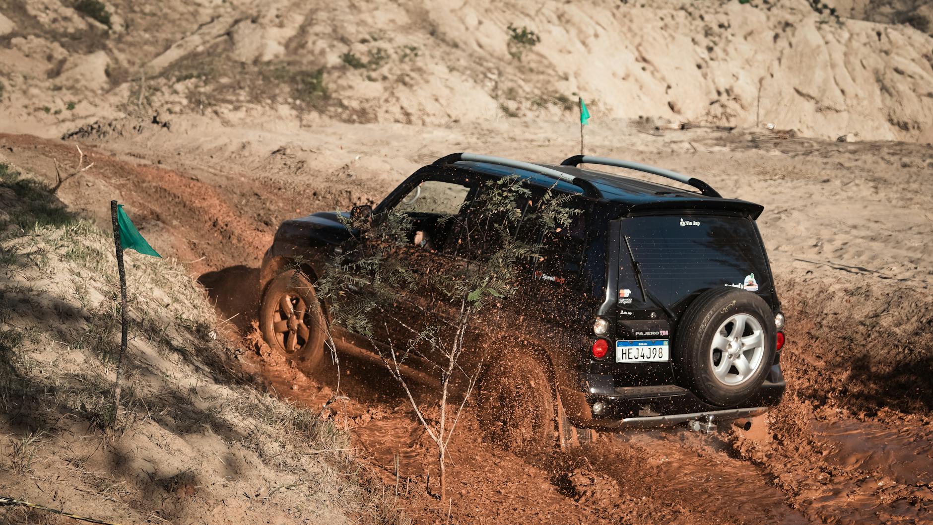 Fiat Panda Cross jedzie po błotnistej drodze w terenie