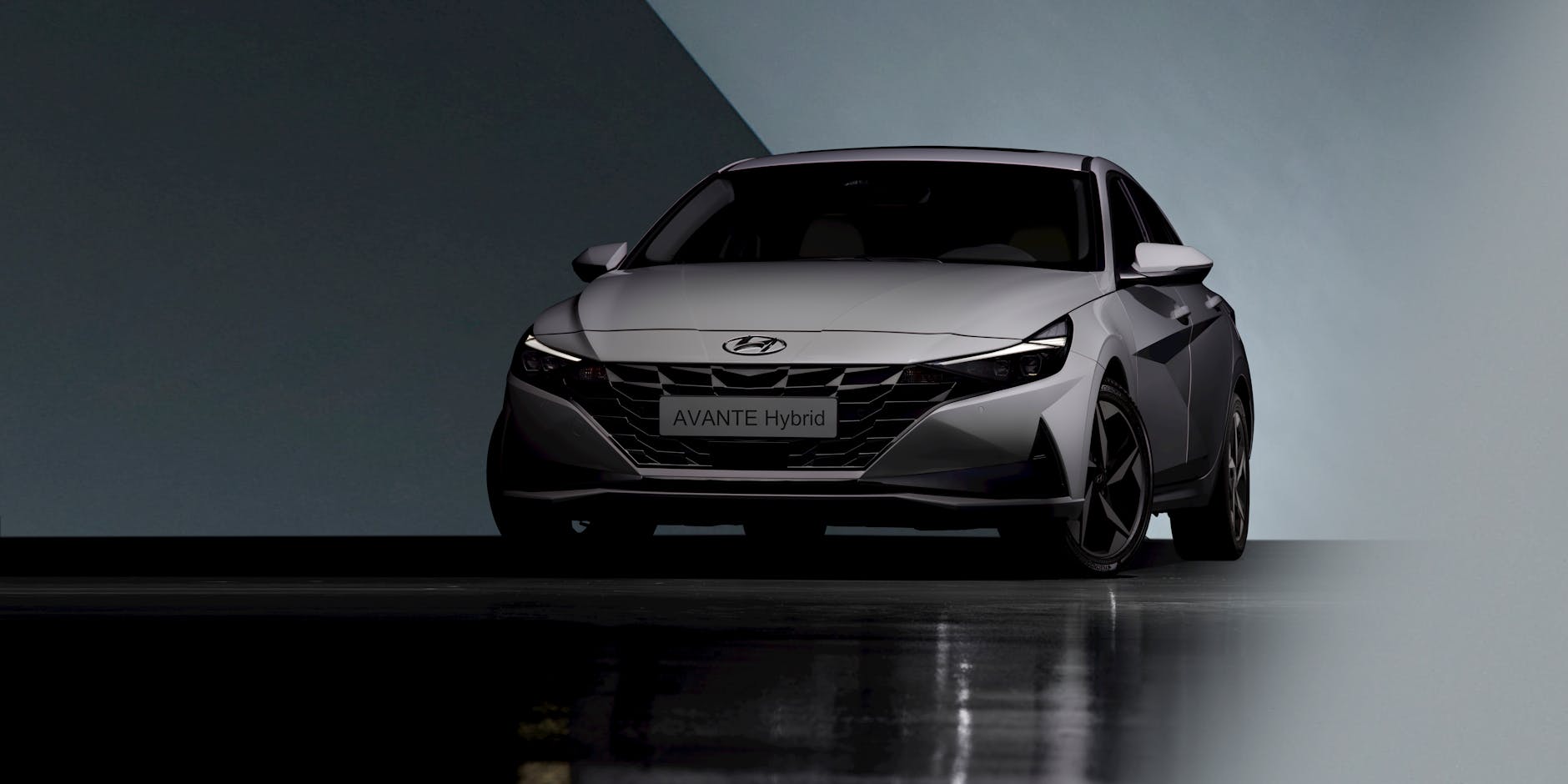 Nowoczesny srebrny sedan hybrydowy w studiu, widok z boku