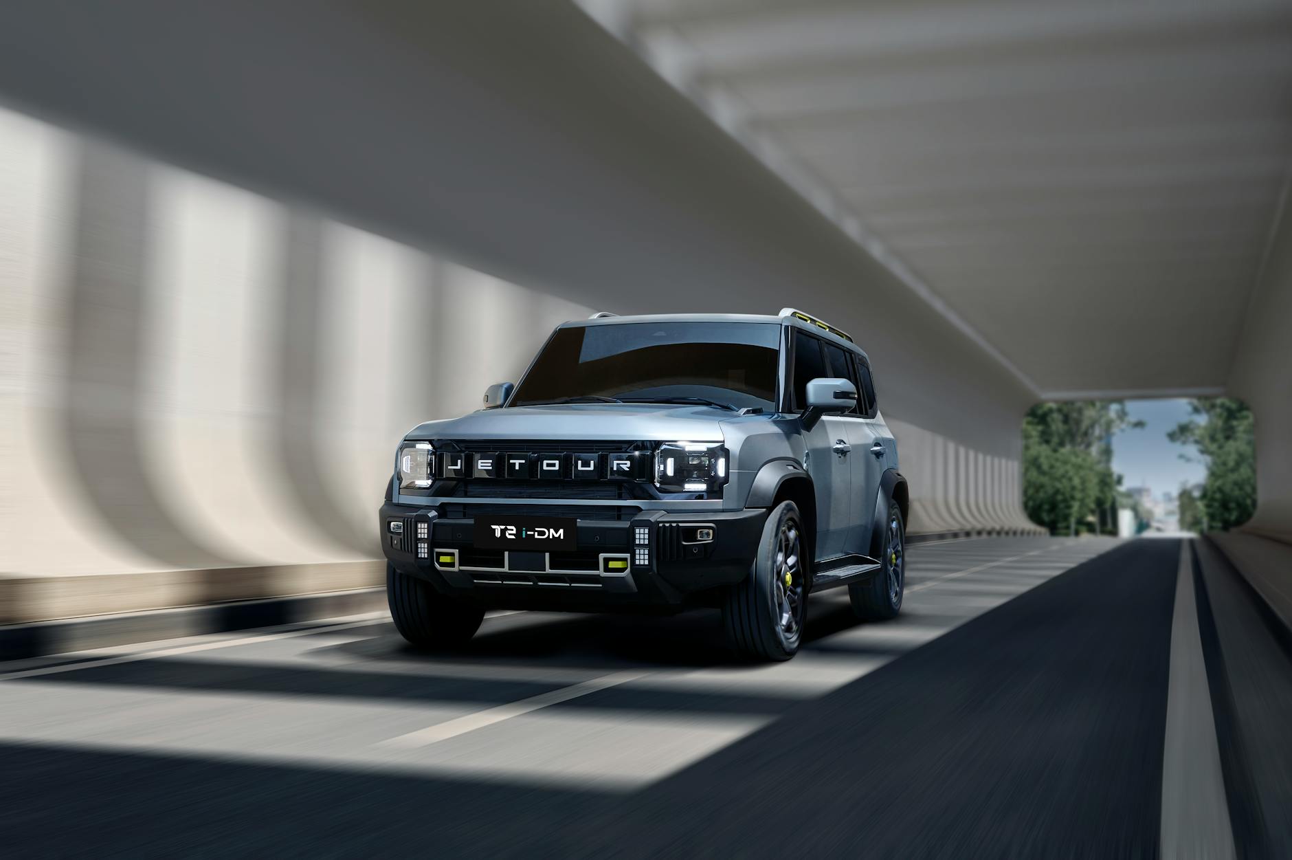 Mitsubishi Outlander PHEV czy diesel? Co się bardziej opłaca w codziennej jeździe Nowoczesny SUV jedzie przez oświetlony tunel