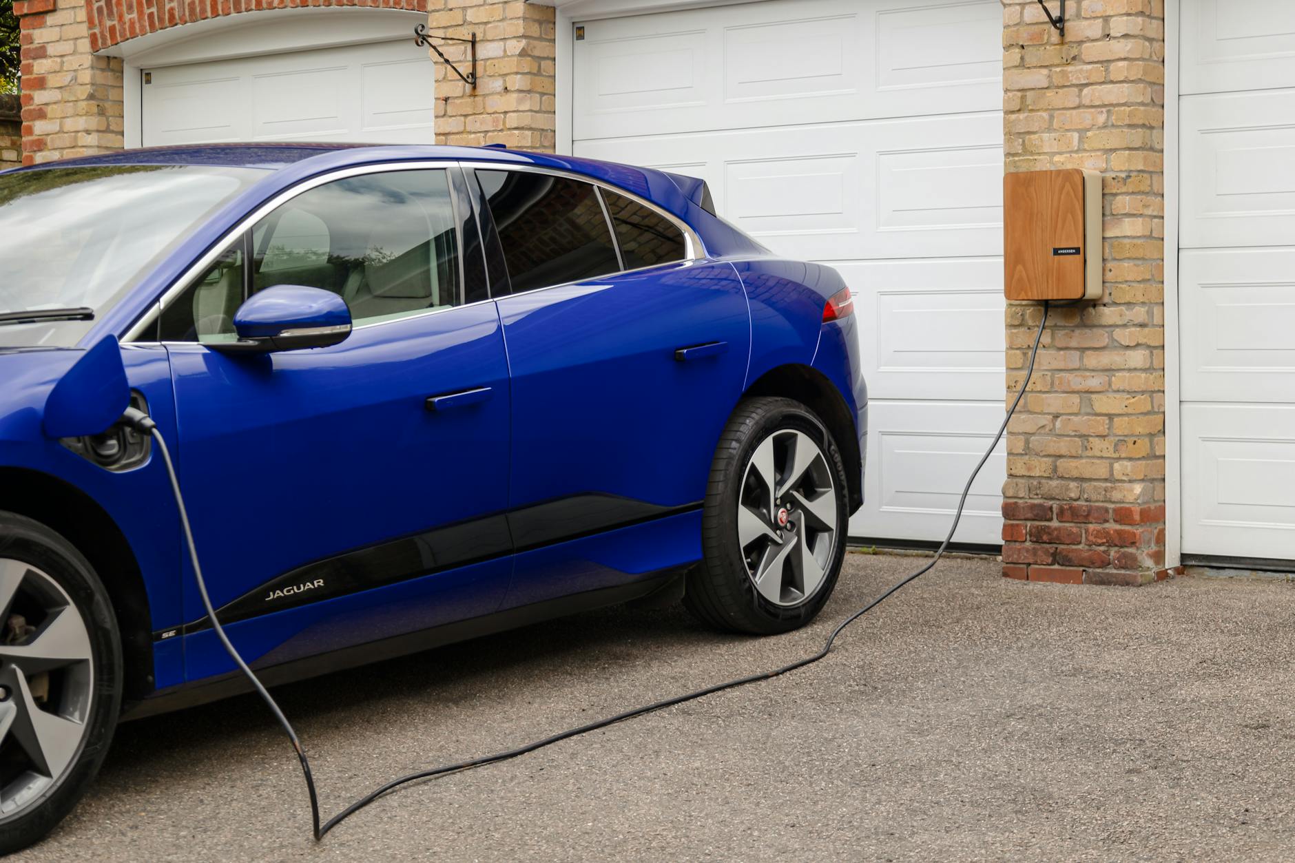 Niebieski elektryczny BYD ładowany w domu z wallboxa