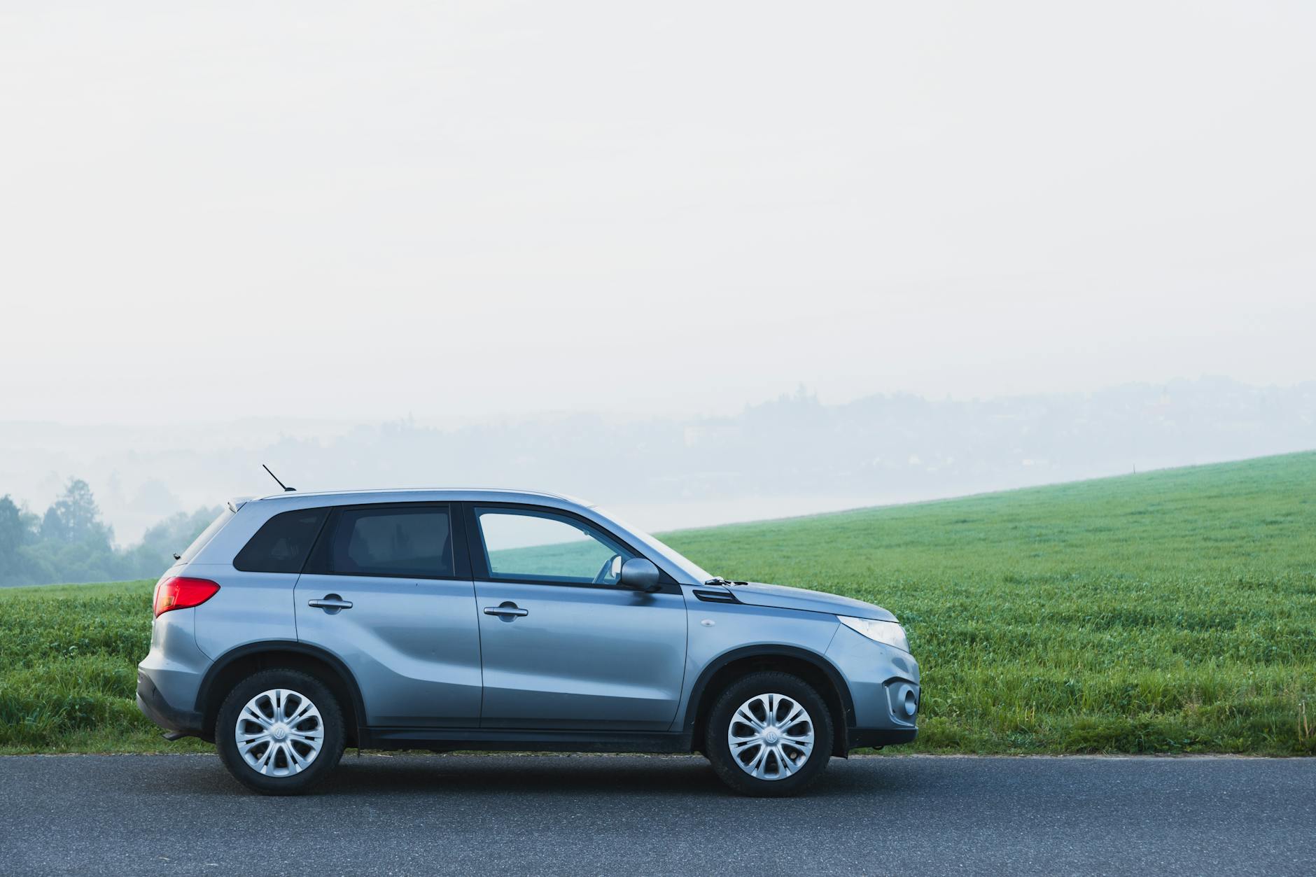 Srebrne Subaru Forester zaparkowane na mglistiej wiejskiej drodze