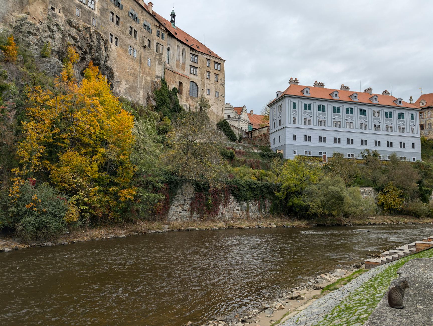 Zamek w Českým Krumlovie nad rzeką w jesiennej scenerii