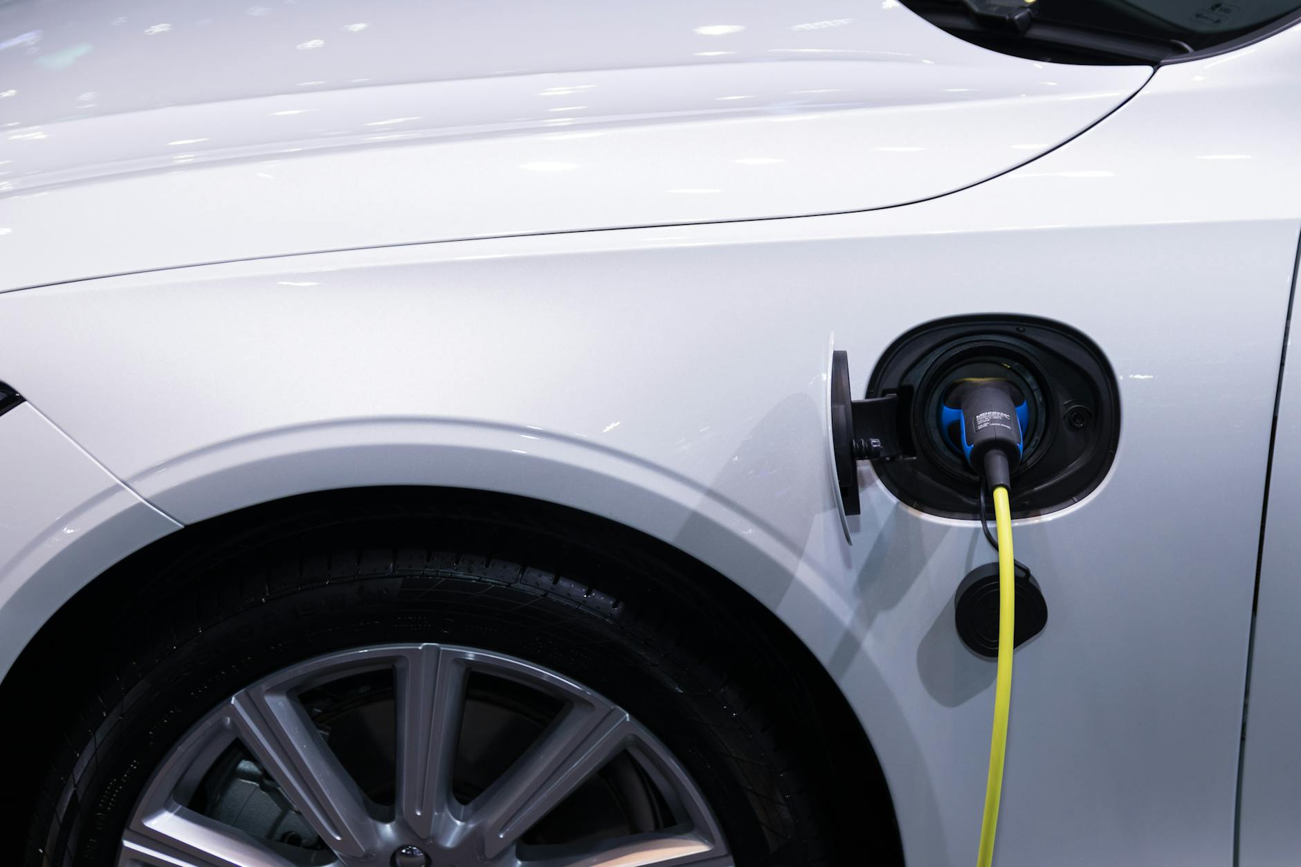 Białe auto elektryczne Citroën C5 X podłączone do ładowania zbliżenie