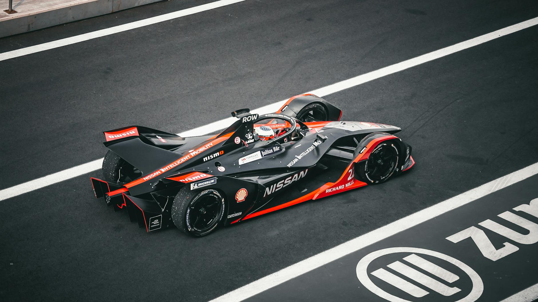 Elektryczny bolid Porsche Formula E na torze w Meksyku