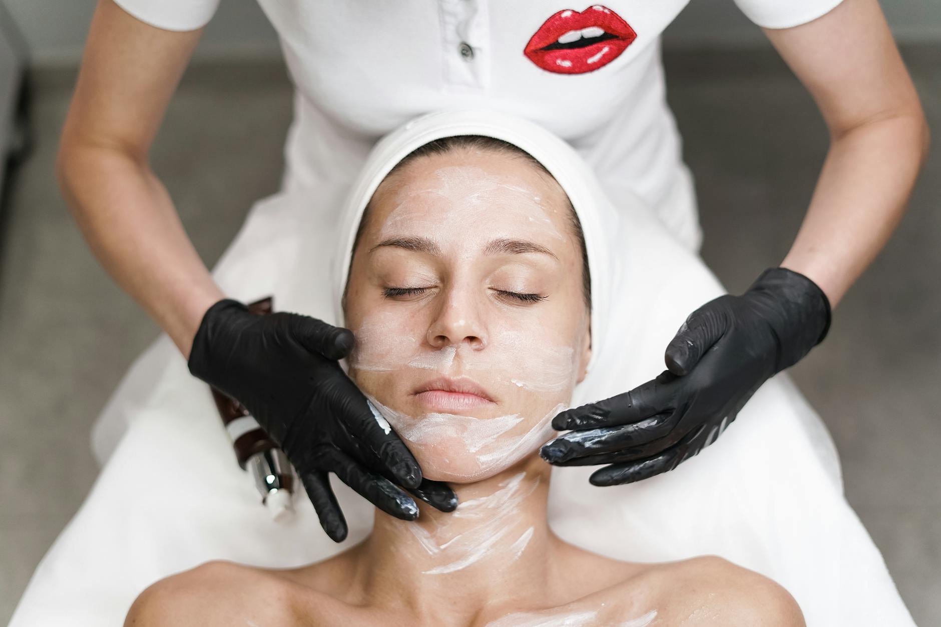 Kobieta po czterdziestce podczas relaksującego zabiegu odmładzającego w spa