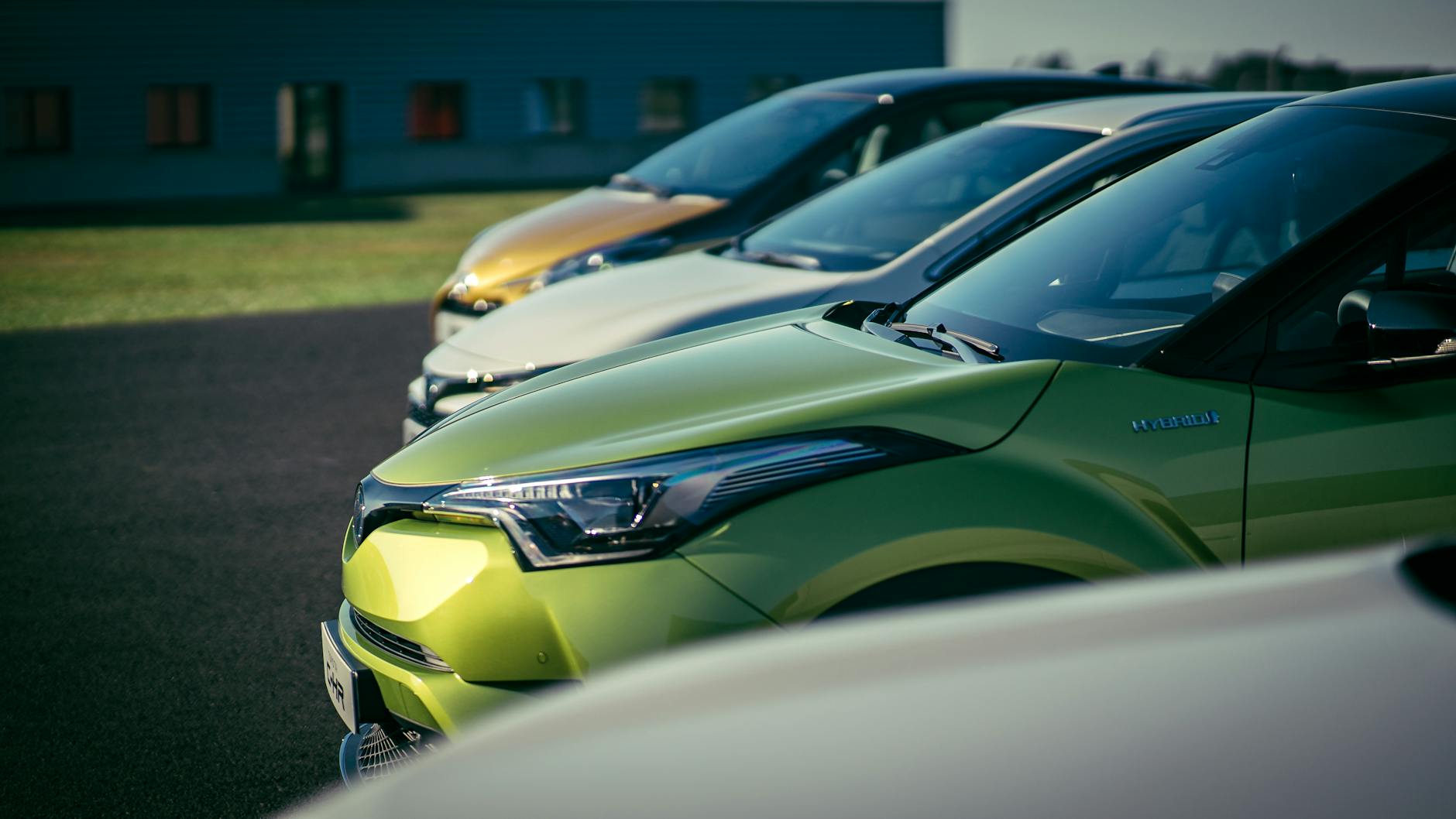 Kolorowe samochody, w tym Citroën, zaparkowane w rzędzie na zewnątrz
