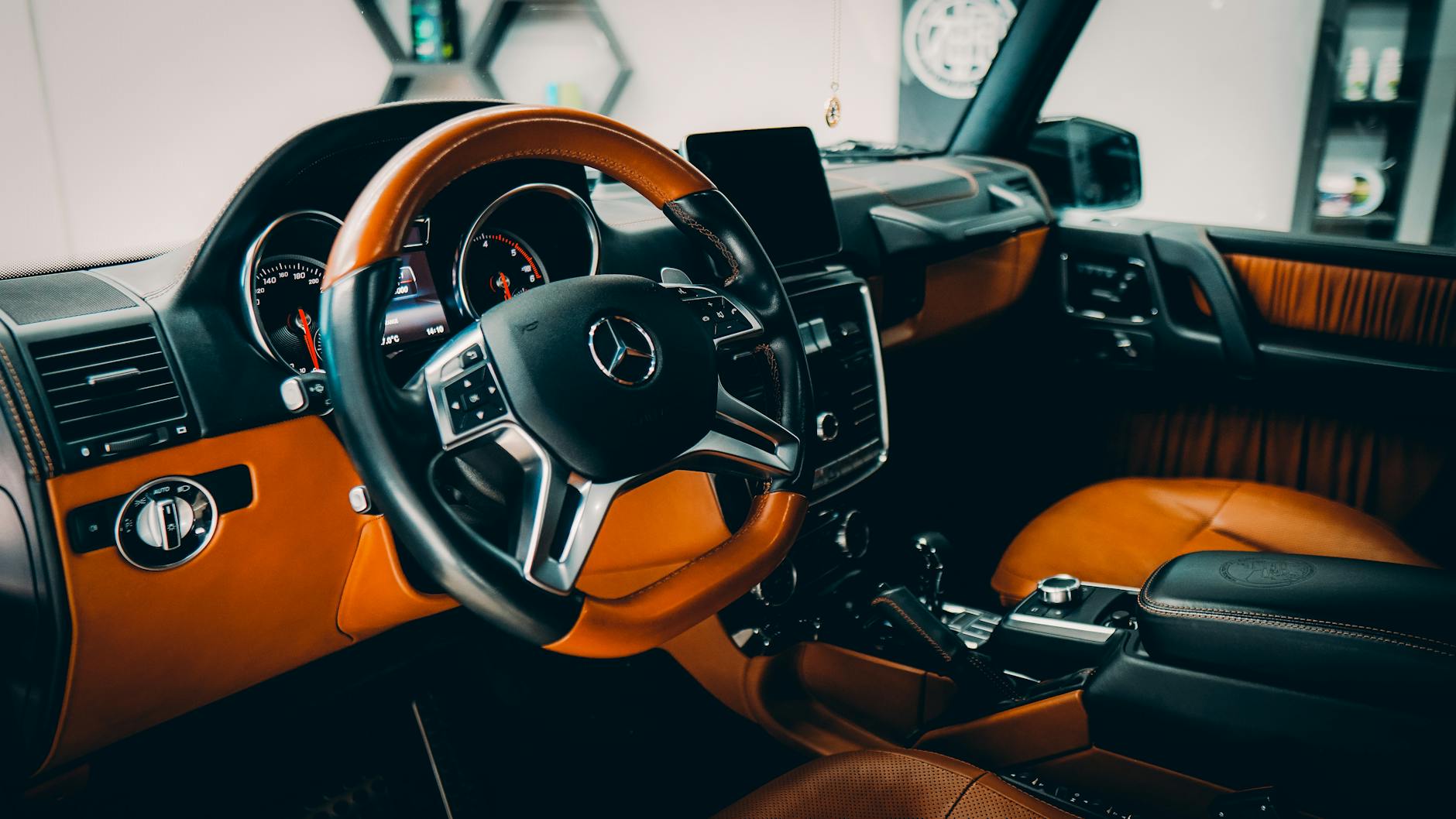 Luksusowe wnętrze SUV-a klasy premium z nowoczesną deską rozdzielczą