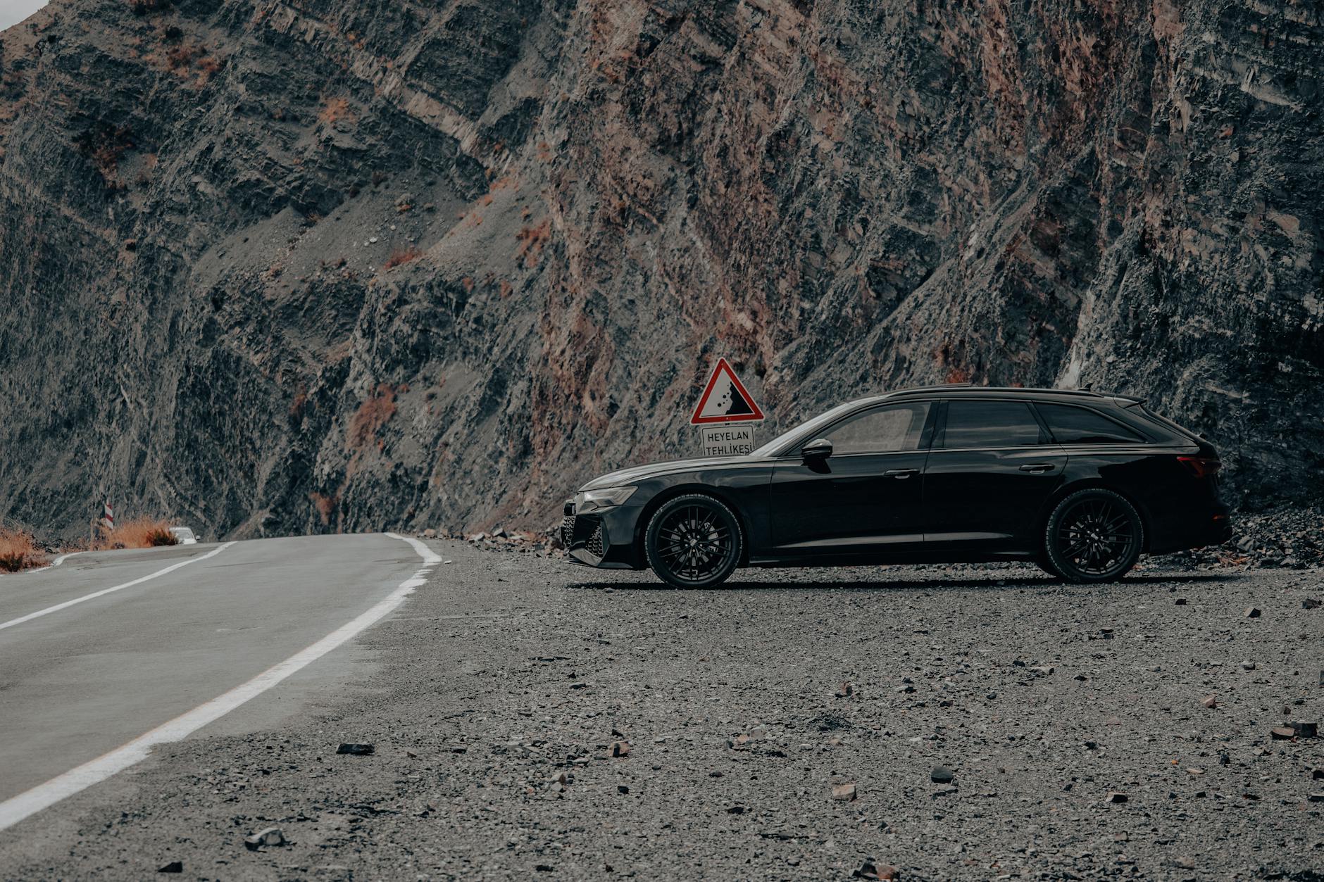 Luksusowy Cadillac zaparkowany na tle górskich krajobrazów