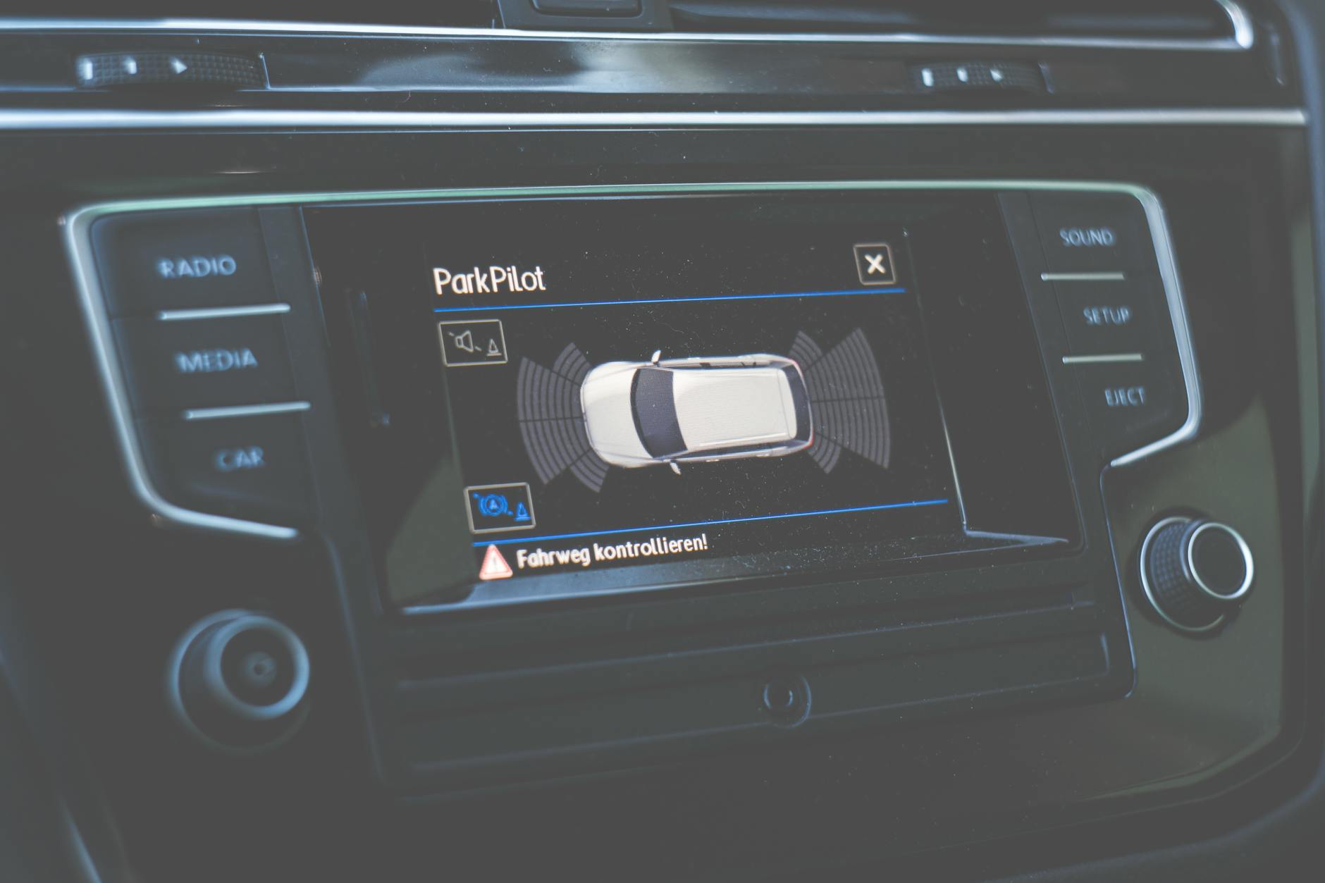 Zbliżenie na ekran ParkPilot asystenta parkowania na desce rozdzielczej Honda