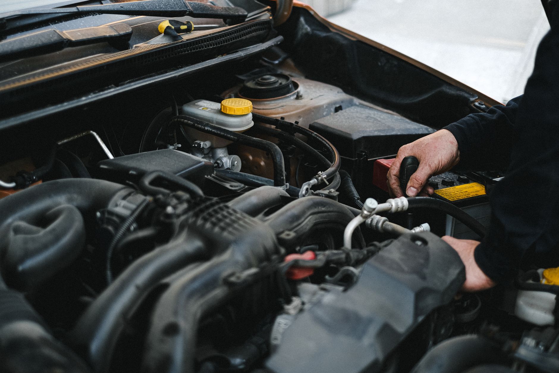 Mechanik naprawia silnik Peugeot 1.2 PureTech z turbosprężarką