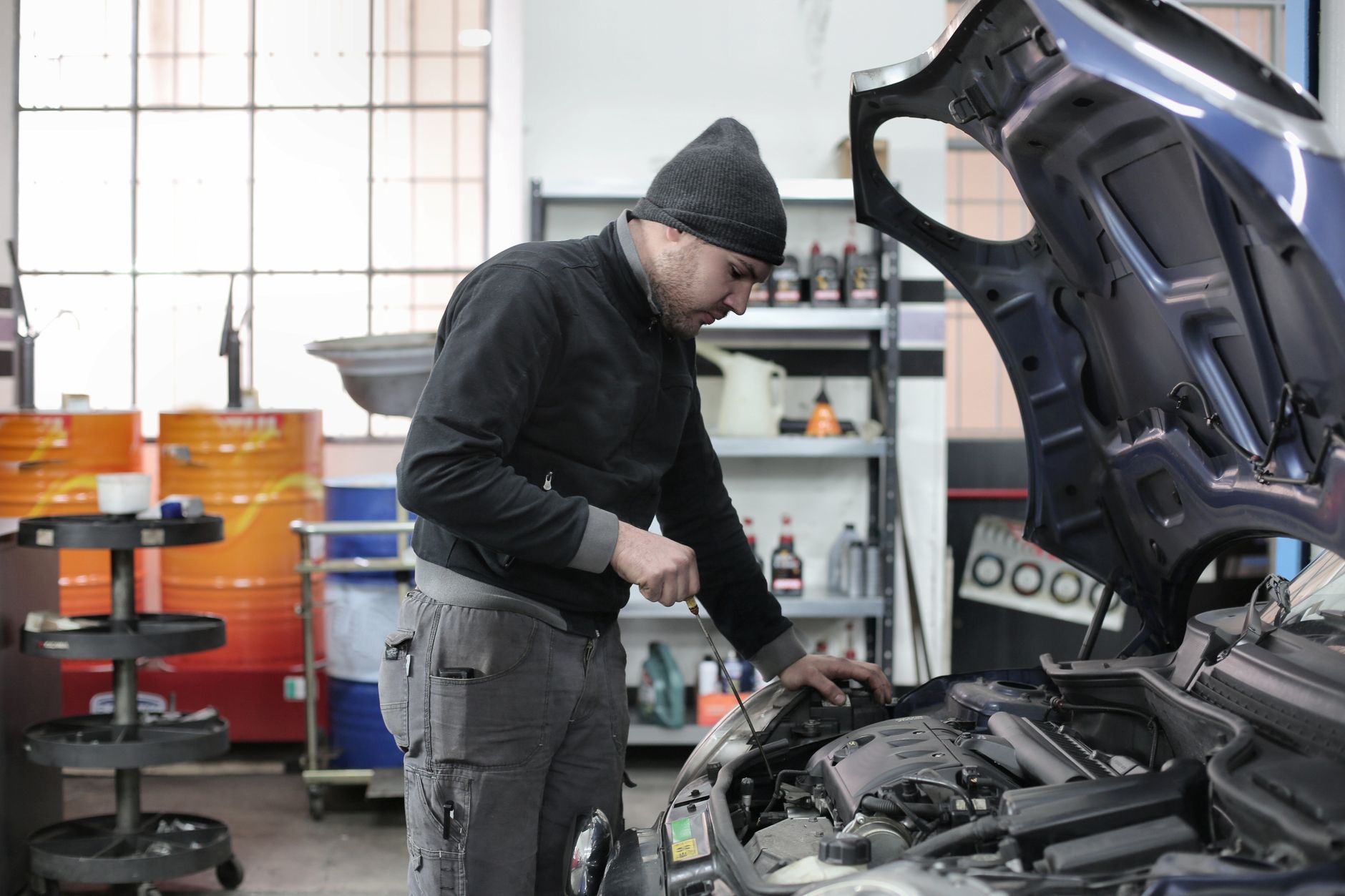 Jak przedłużyć życie turbosprężarki w Peugeotach z silnikami 1.2 PureTech Mechanik sprawdzający silnik Peugeot w warsztacie