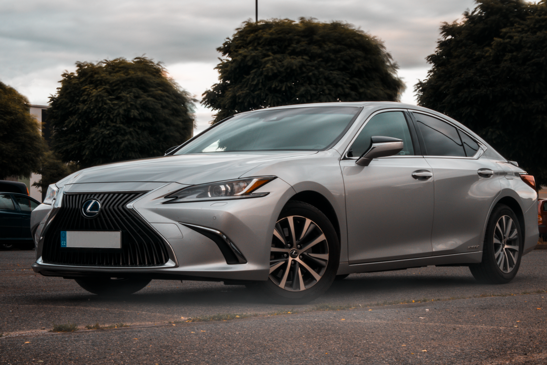 Srebrny sedan Toyoty zaparkowany na miejskim parkingu