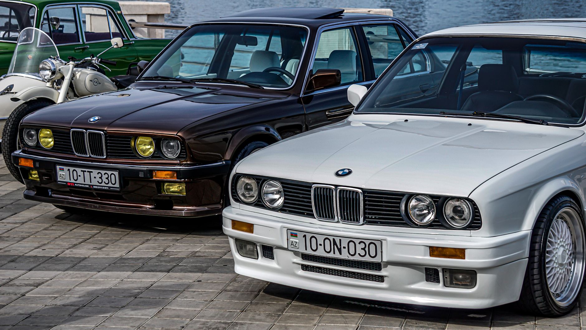 Zabytkowe BMW zaparkowane nad wodą, przykład klasycznego designu auta