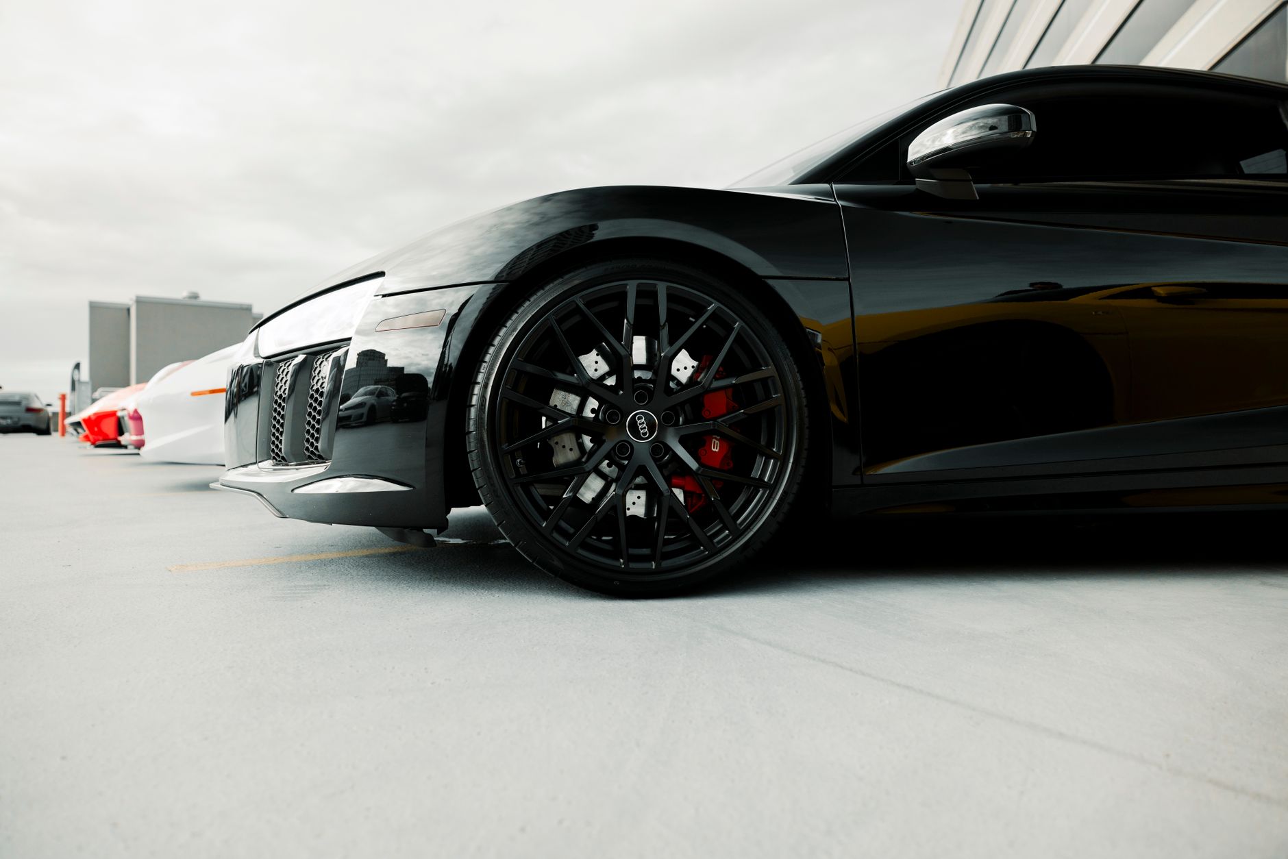 Zbliżenie na felgę czarnego sportowego Maserati na zewnątrz