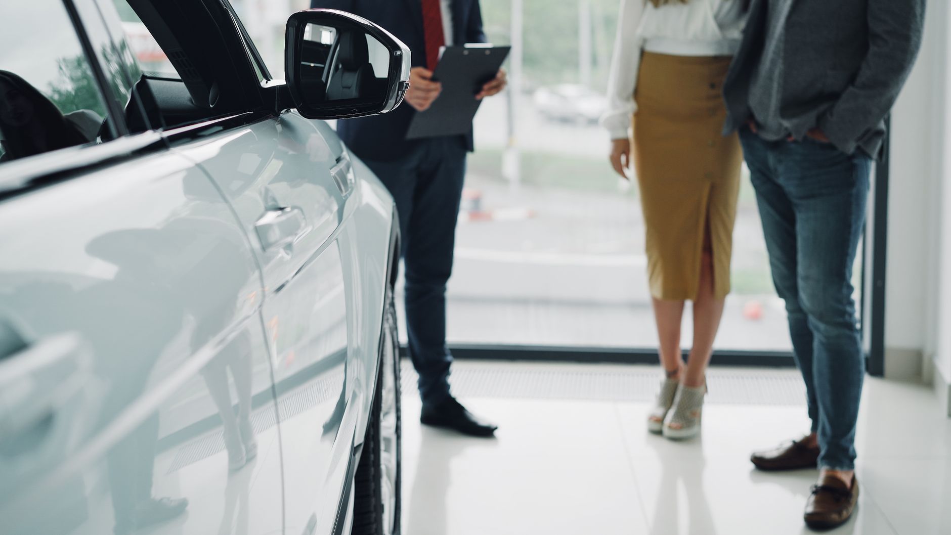 Doradca i klienci omawiają wybór samochodu w salonie Changan