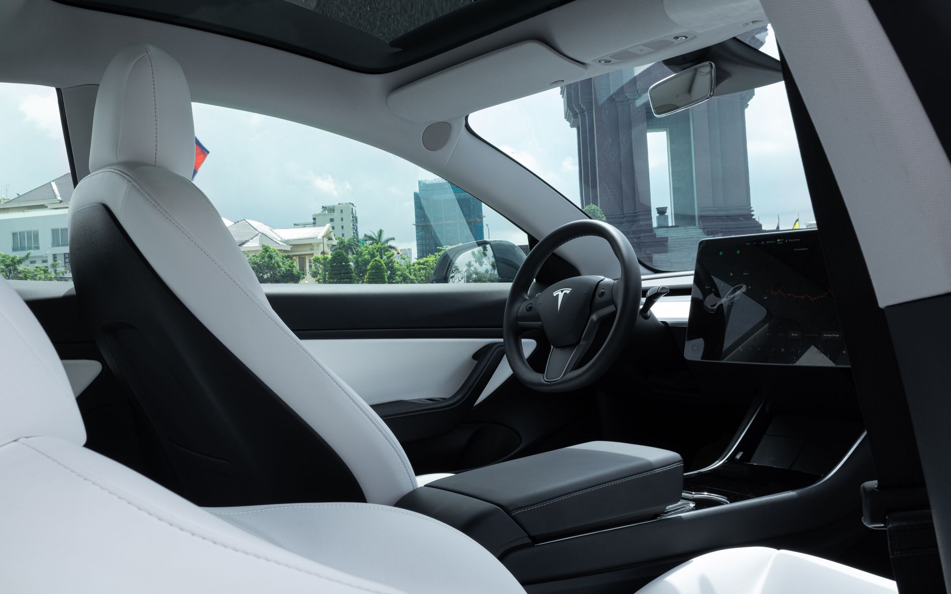 Luksusowe białe wnętrze elektrycznego Rolls‑Royce Spectre