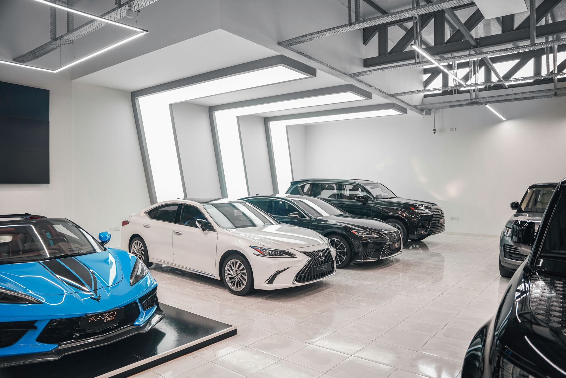 Luksusowe samochody Changan w nowoczesnym salonie dealerskim