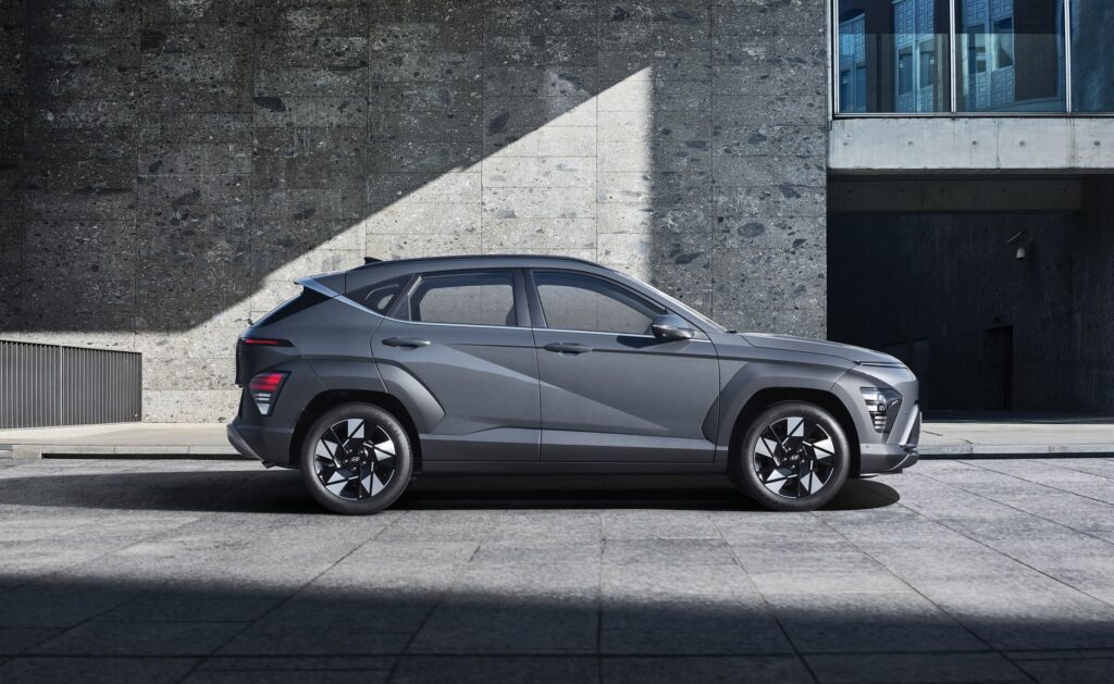 Szary SUV Hyundai Kona zaparkowany w miejskim otoczeniu